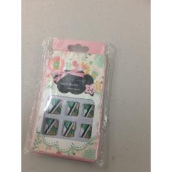Yckawe Glossy Green Fake Toenails