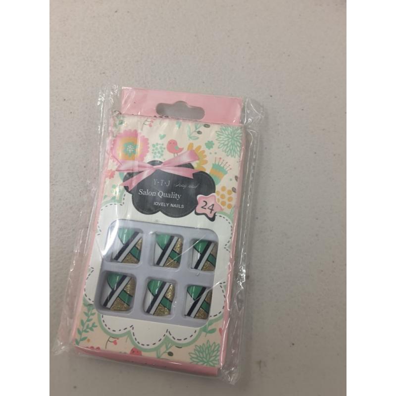 Yckawe Glossy Green Fake Toenails