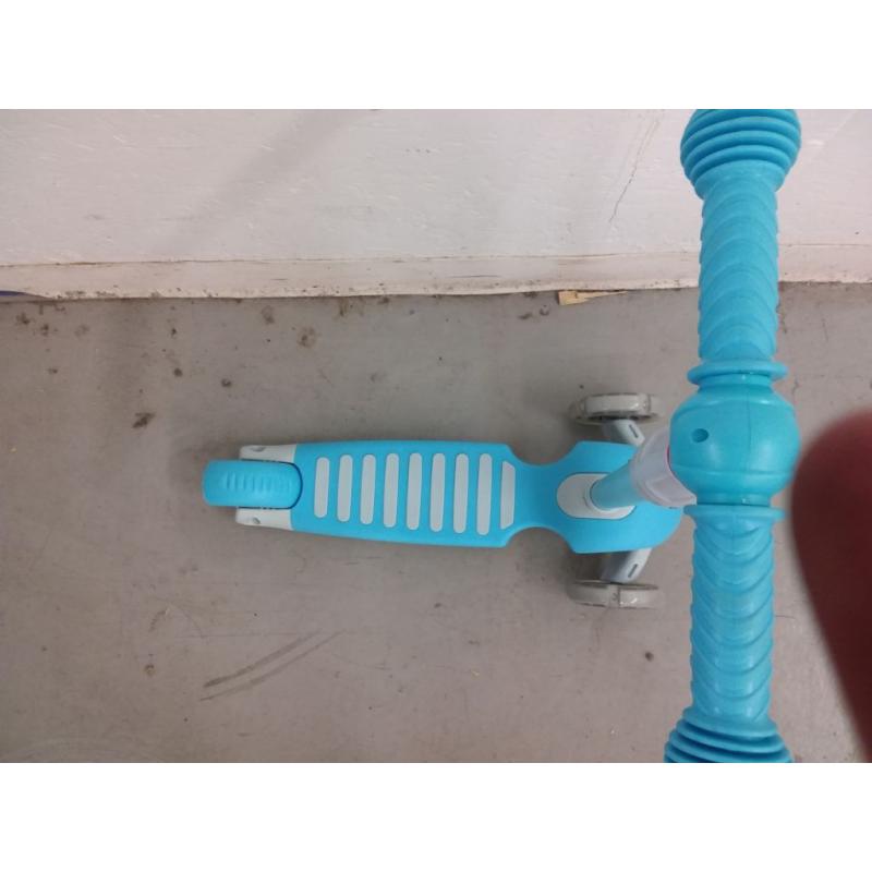 Kick Scooter for Kids 3 Wheel Scooter for Toddlers Girls Boys Lightweight 4 Adjustable Height Lean to Steer with PU Flashing Wheels Scooter for Children from 2 to 6 Years Old (Light Blue)