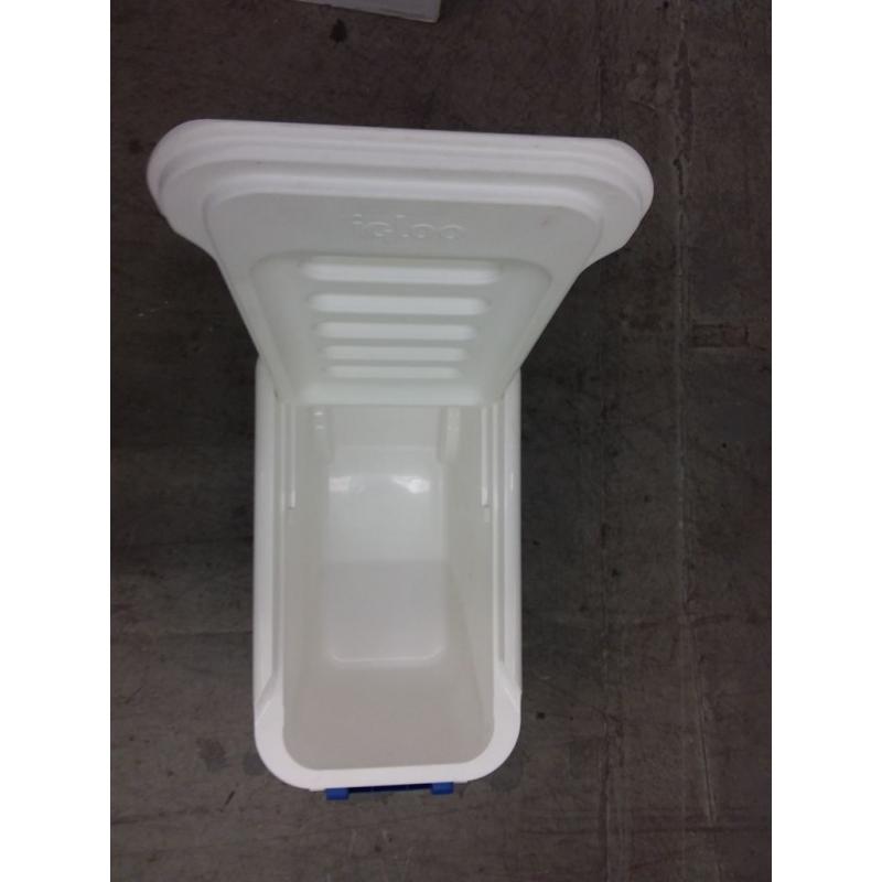 Igloo 38 Qt Wheelie Cool with wheels - Blue