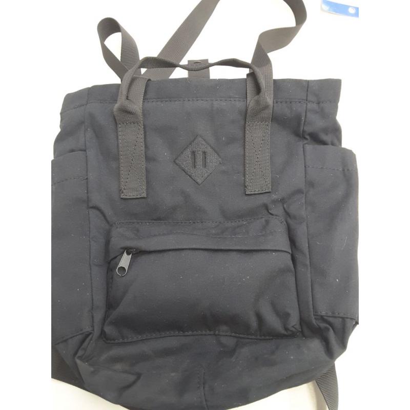 Vaschy small black backpack