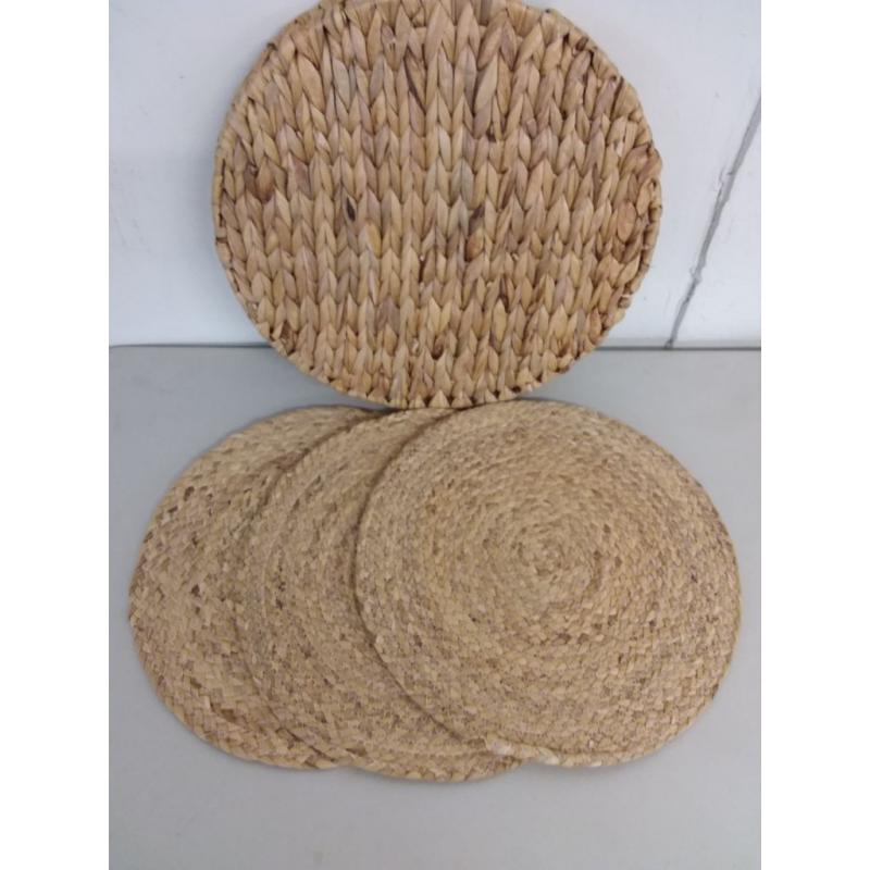 Woven mats (3) w/ decorative holder