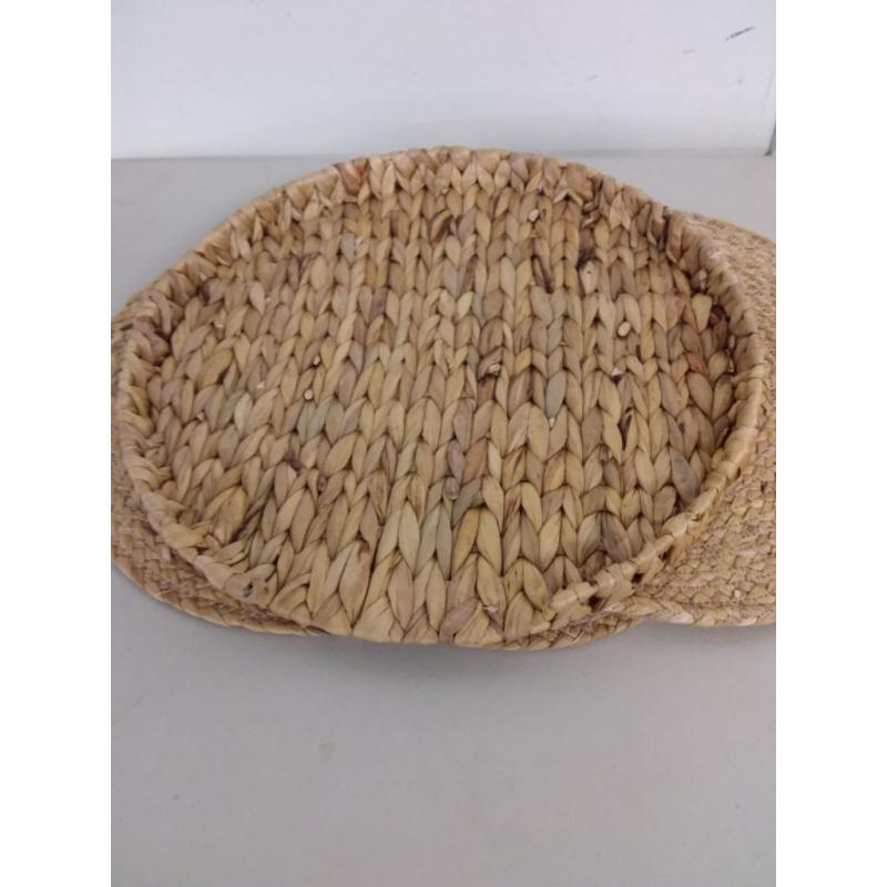 Woven mats (3) w/ decorative holder