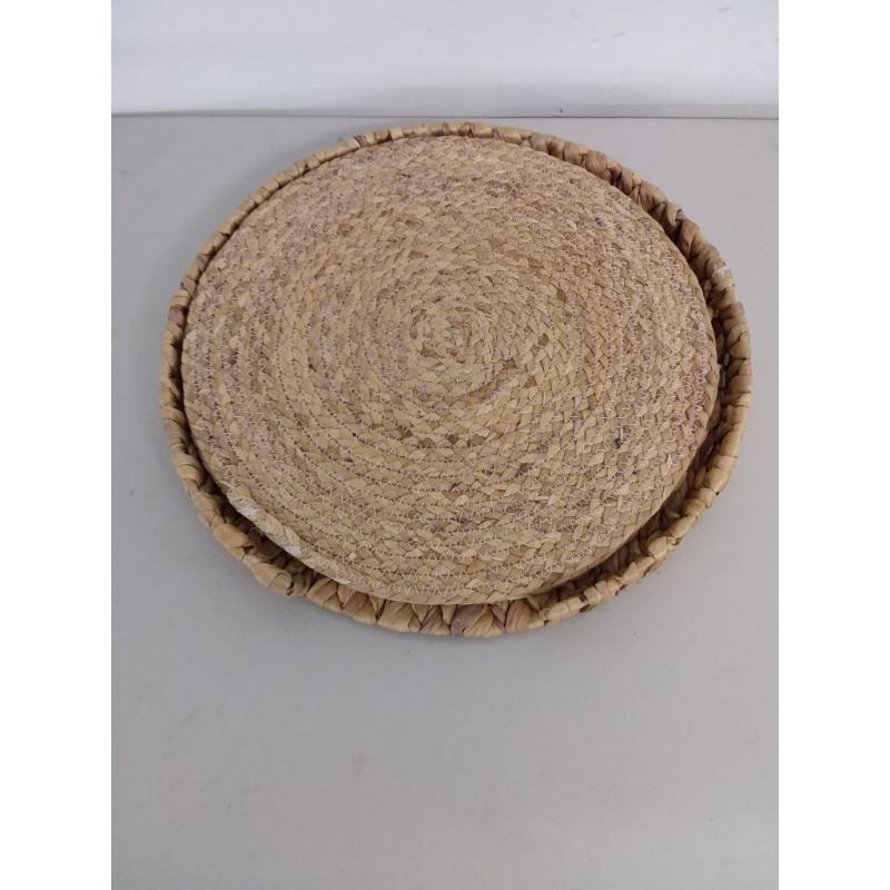 Woven mats (3) w/ decorative holder