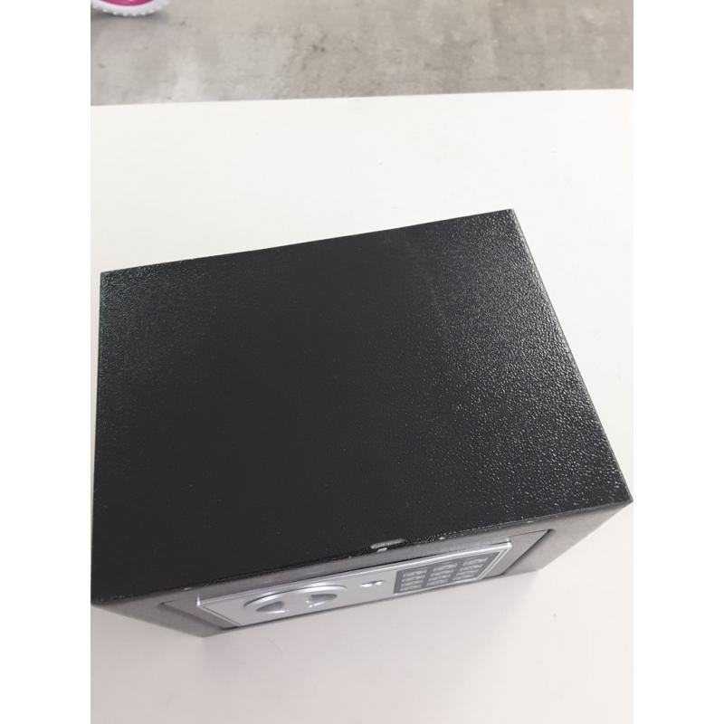 Dorlfin digital small safe