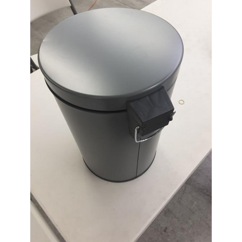 mDesign 3.2 Gallon/12 Liter Round Metal Step Trash Wastebasket