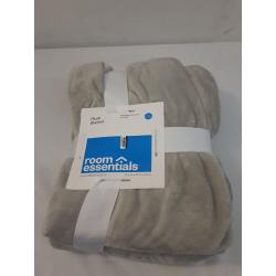 Room Essentials Plush Blanket, Twin