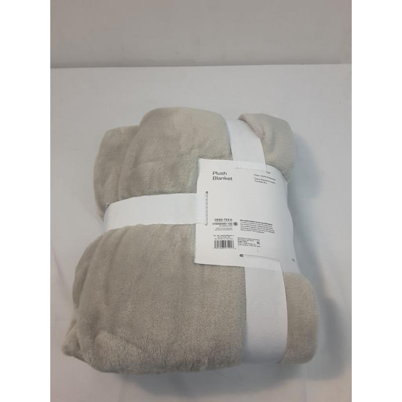 Room Essentials Plush Blanket, Twin