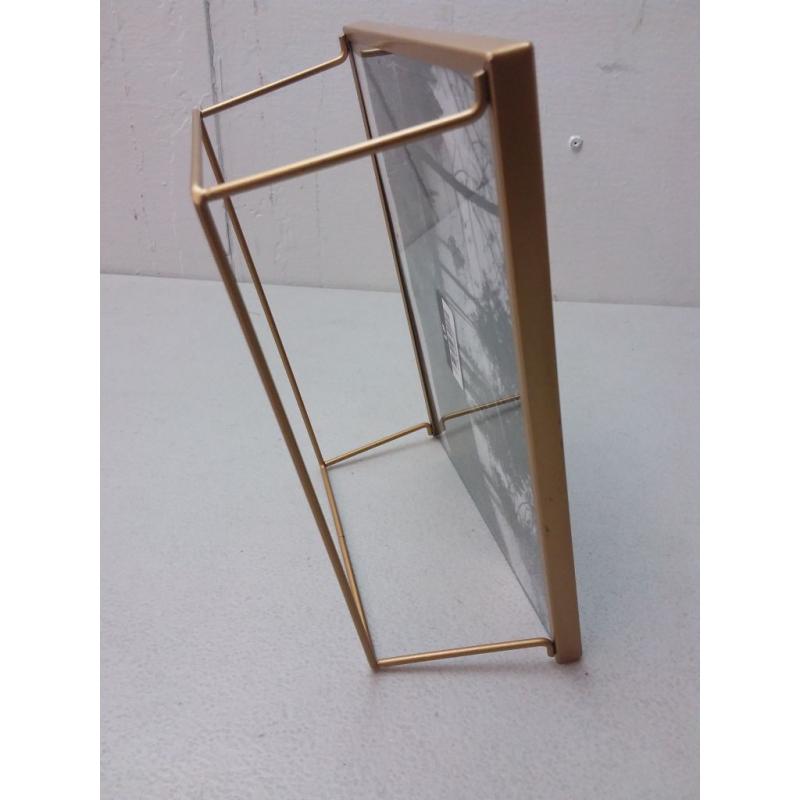 8.11x6.1 Frame with Symmetrical Wire Back Brass - Project 62