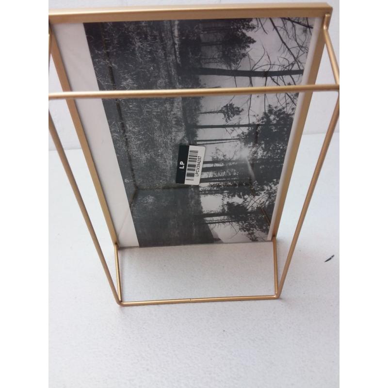 8.11x6.1 Frame with Symmetrical Wire Back Brass - Project 62