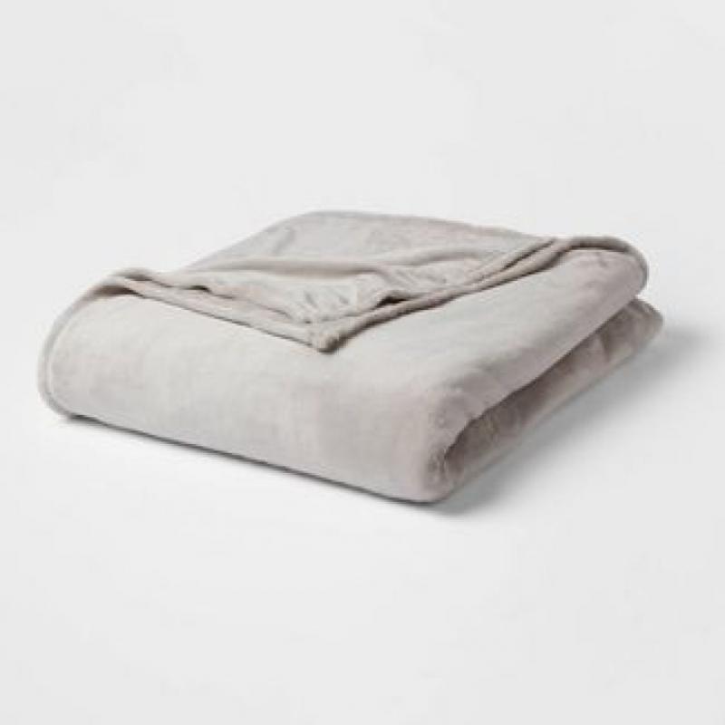 Room Essentials Plush Blanket, Twin