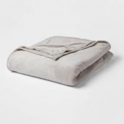 Twin/Twin XL Solid Plush Bed Blanket Gray - Room Essentials